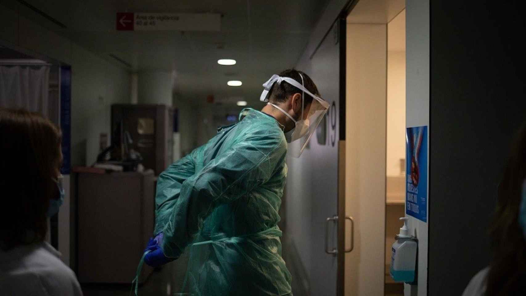 Un médico especializado en ómicron en el Hospital de Sant Pau de Barcelona / EUROPA PRESS