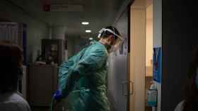Un médico especializado en ómicron en el Hospital de Sant Pau de Barcelona / EUROPA PRESS