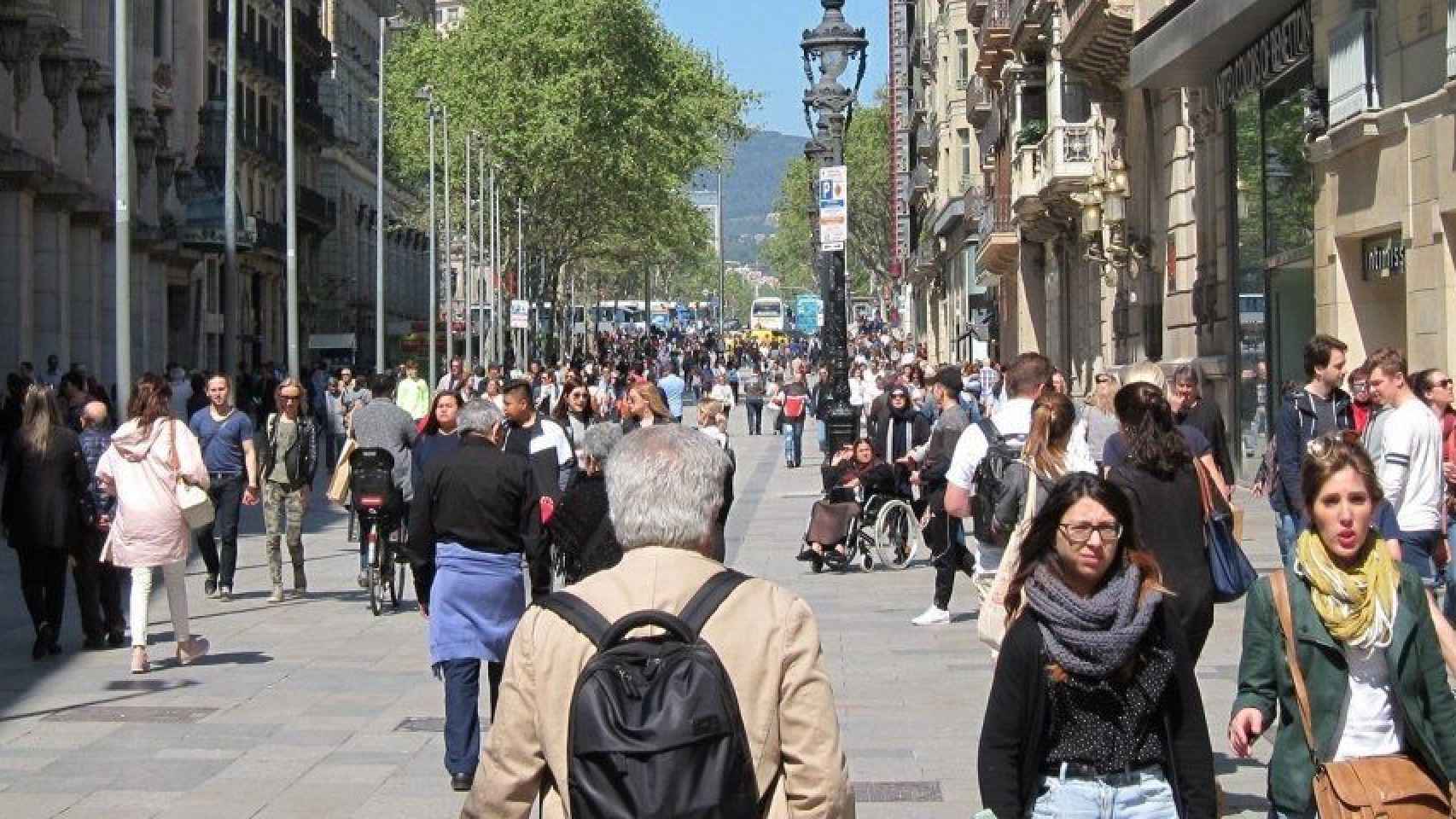 Barceloneses en Portal de l'Àngel, una de las principales calles comerciales de la ciudad / EP