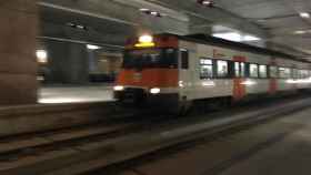 El primer tren con pasajeros que ha circulado por el interior de la estación de la Sagrera, ha pasado a las 15.36 h en dirección Mataró / TWITTER-DELEGACIÓN DEL GOBIERNO
