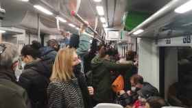 Acumulación de usuarios en un tren de la R4 en dirección a L'Hospitalet de Llobregat / M.A.