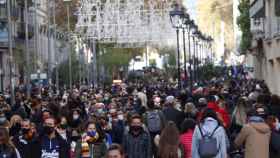 Multitud de personas pasean por el Portal del Ángel de Barcelona / EFE - Alejandro García