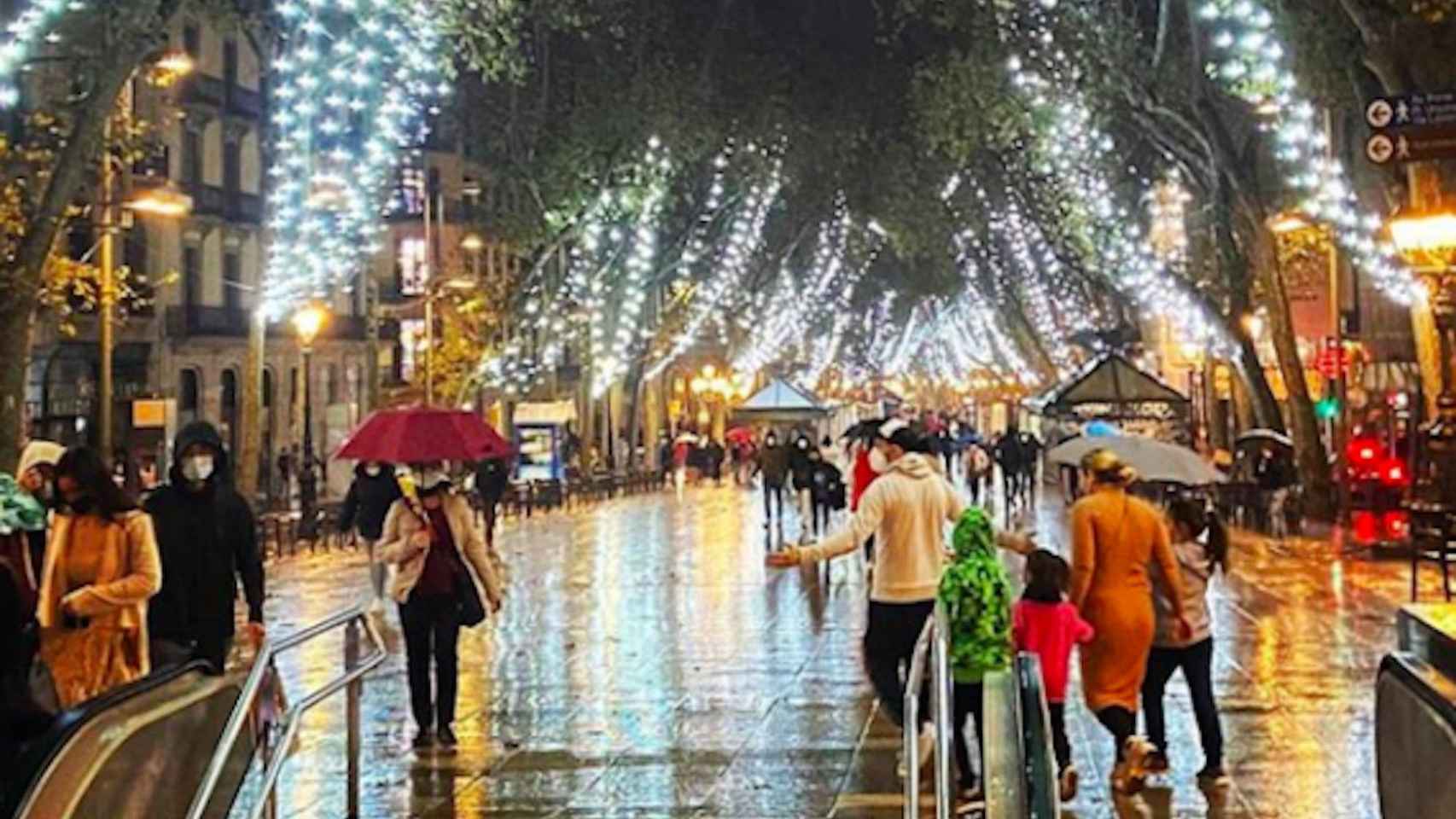 Un día de lluvia en la Rambla de Barcelona, durante esta campaña de Navidad / INSTAGRAM