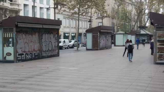 Un tramo de la Rambla con algunas floristerías cerradas / JORDI SUBIRANA