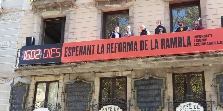 Amics de la Rambla, con una pancarta reivindicativa de la reforma / ARCHIVO - LLUÍS REGÀS