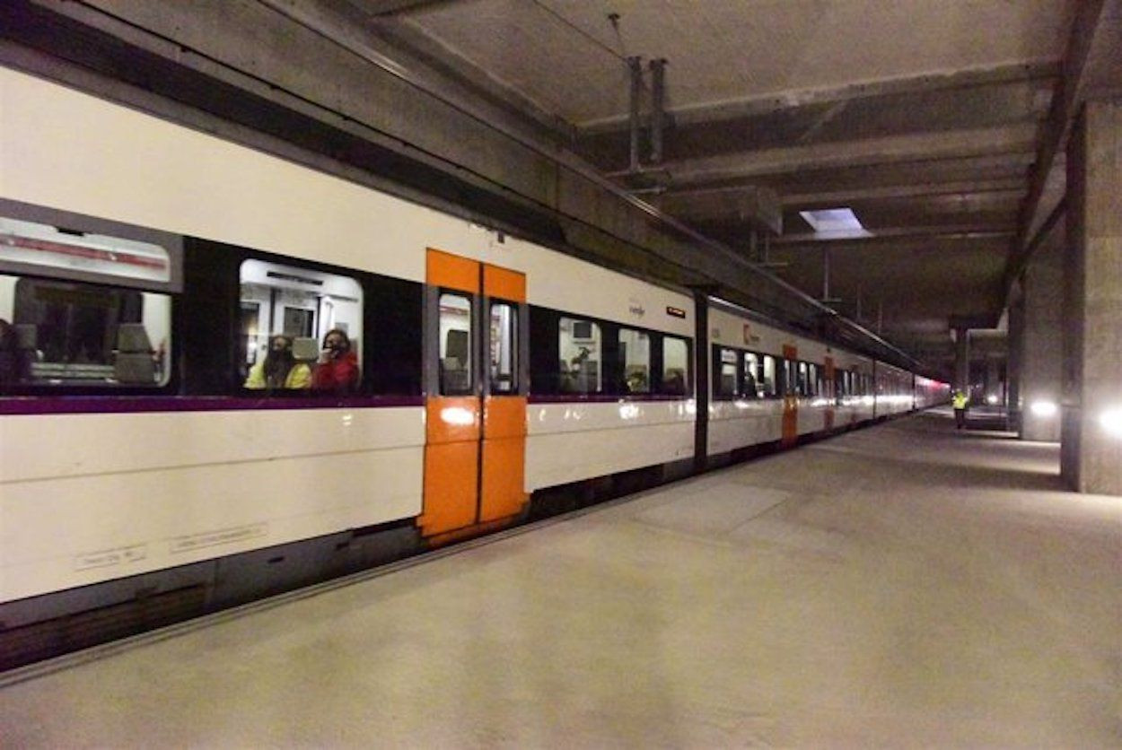 Un tren de la línea R1 de Rodalies pasa por la futura estación de La Sagrera / EUROPA PRESS