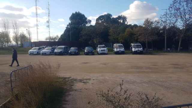 Coches de la Guardia Urbana logotipados y de paisano retirados del servicio con la ITV caducada / M.A