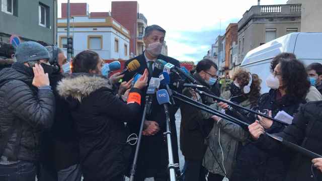 Xavier García Albiol informando a los medios sobre la nave incendiada en Badalona que está al borde del colapso / EUROPA PRESS