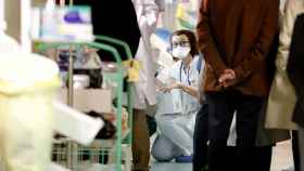 Una enfermera en un hospital de Barcelona, donde el riesgo de rebrote ha bajado a niveles del mes de julio / EFE
