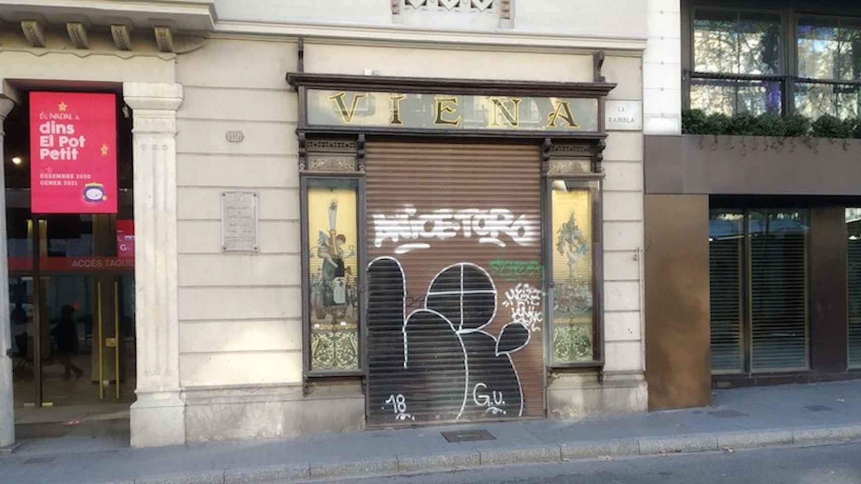 El histórico restaurante Viena de la Rambla, cerrado, este jueves / JORDI SUBIRANA