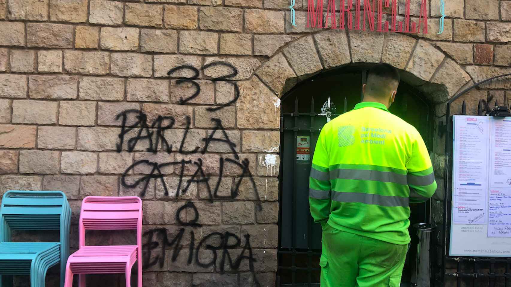 Operario de limpieza de grafitis limpiando la puerta del restaurante italiano atacado por grupos radicales independentistas / E.G.