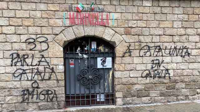 Fachada del restaurante italiano atacado con la pintada “Habla catalán o emigra” / E.G.