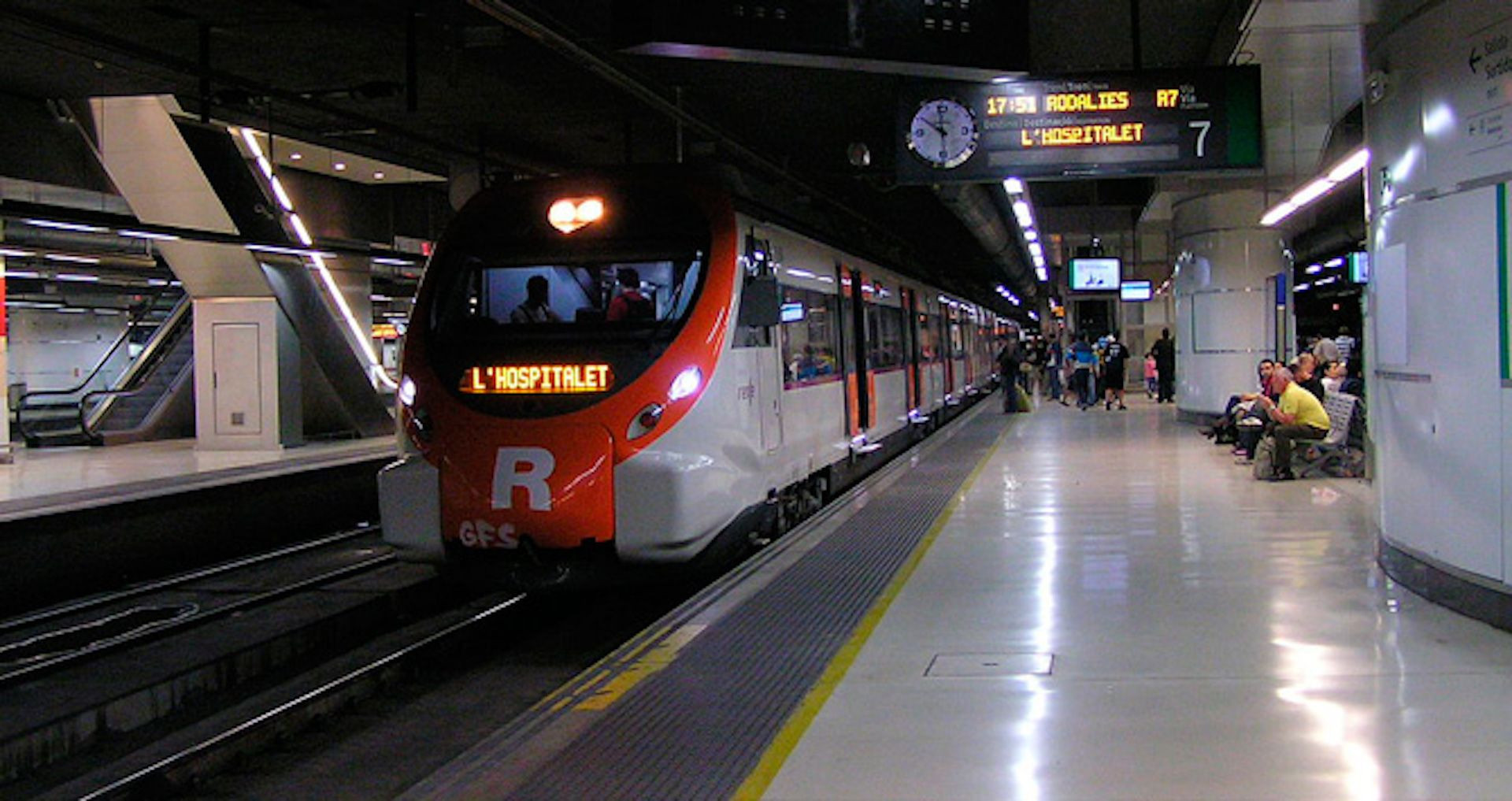 Un tren de Rodalies en la estación de Sants / CG