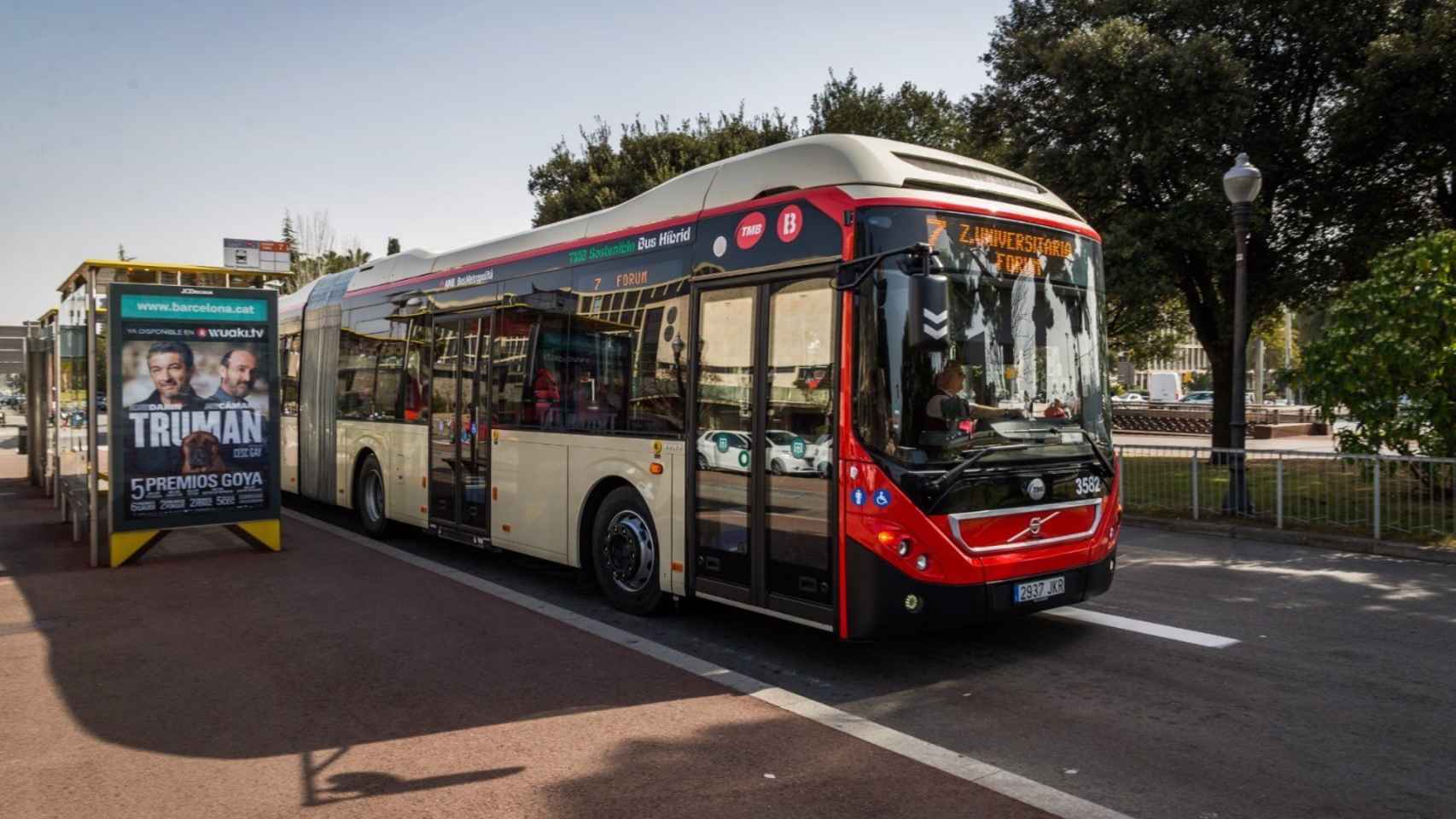 Un autobús interurbano de Barcelona haciendo una parada / EUROPA PRESS