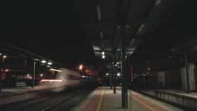 Tren de alta velocidad pasando por una estación / ARCHIVO