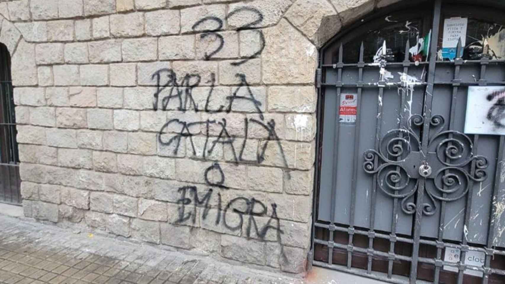 Pintada xenófoba en la puerta del restaurante italiano Marinella de Barcelona