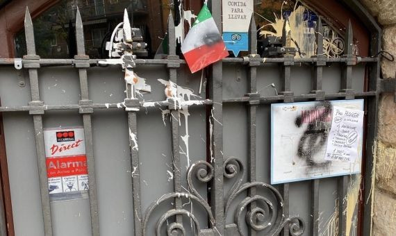 Puerta del restaurante italiano atacado por grupos radicales independentistas / E.G.