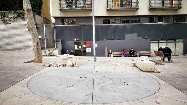 Monumento dedicado a los Castellers de Sants, en la plaza de Bonet i Muixí / INMA SANTOS