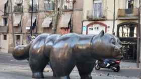 Enorme gato de bronce situado en la rambla del Raval de Barcelona / INMA SANTOS