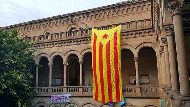 Una 'estelada' en el claustro de la Universitat de Barcelona (UB)
