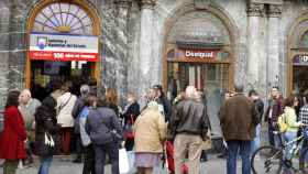 Varias personas haciendo cola en un comercio de Lotería de Barcelona / EFE