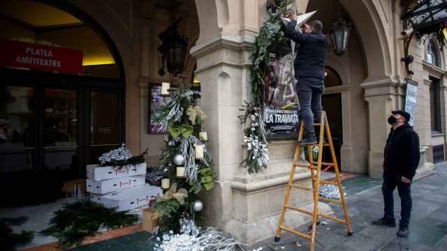 Dos trabajadores decoran la fachada del Gran Teatre del Liceu / EFE - Quique García