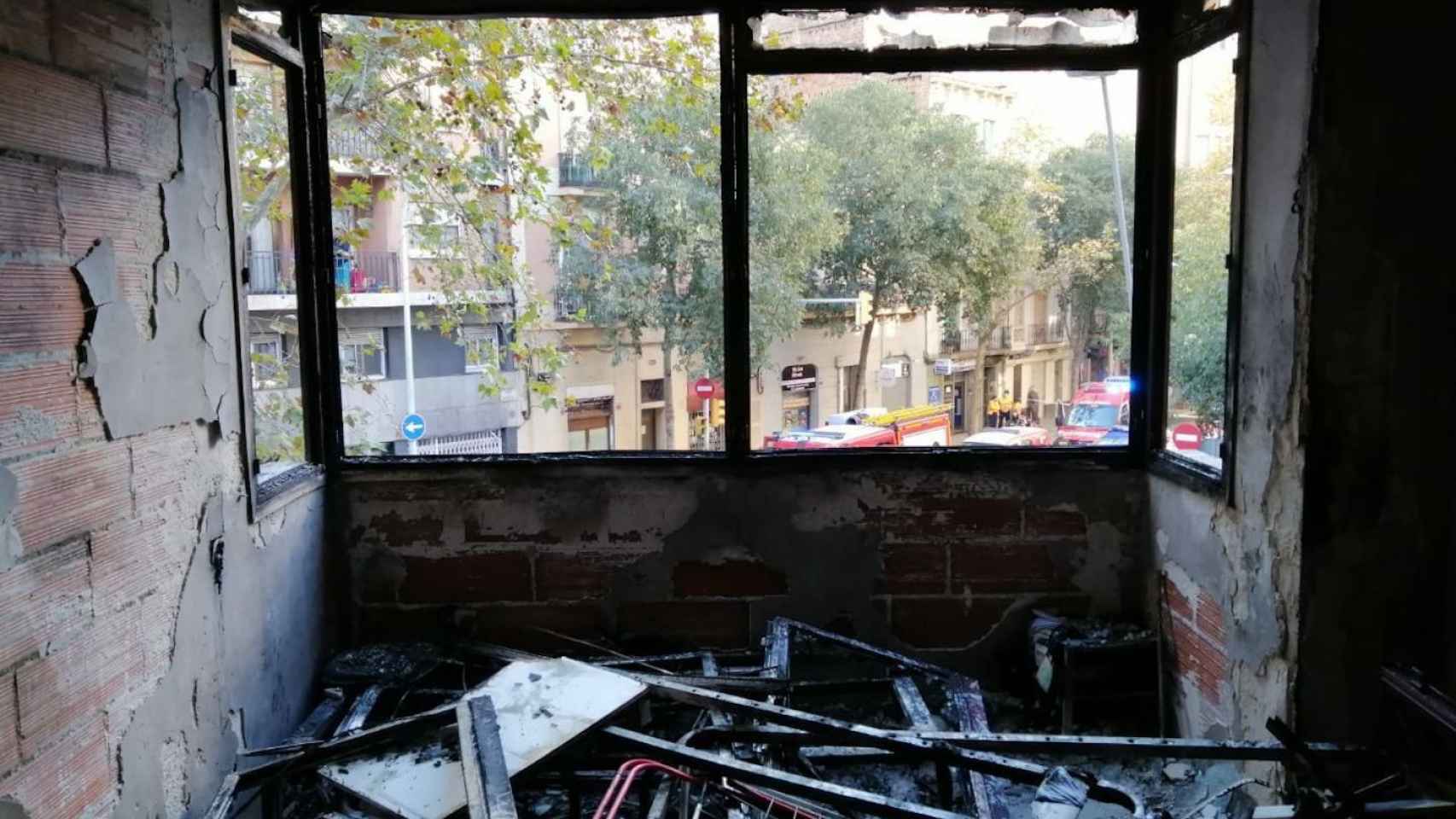 Una vivienda arrasada por un incendio en Barcelona / TWITTER BOMBERS BCN