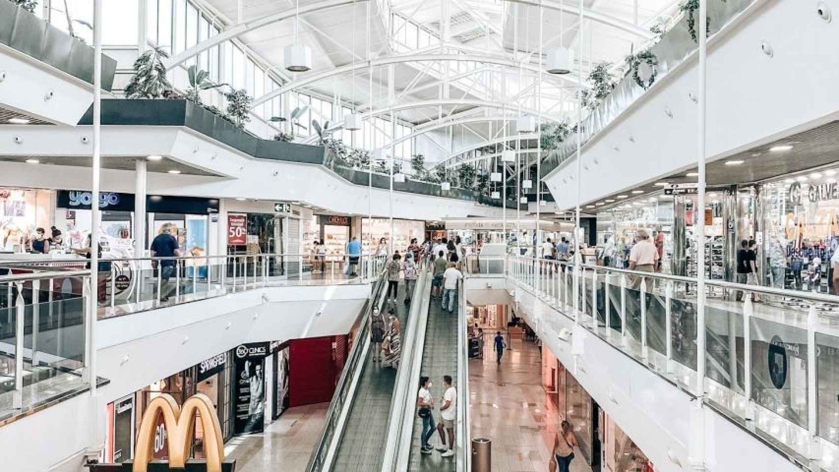 Vista general de un centro comercial del área de Barcelona con decenas de personas / CENTRO COMERCIAL ARCÁNGEL