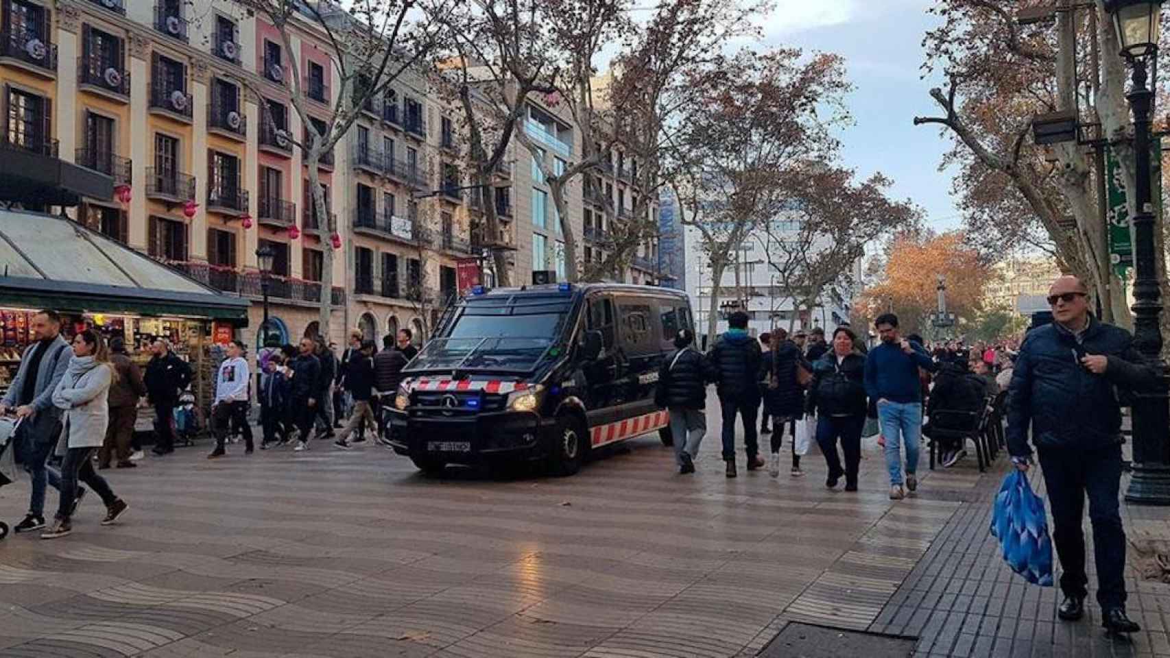 Un vehículo de la Brigada Móvil de los Mossos, una de las unidades encargadas de las operaciones antiterroristas en Barcelona / EUROPA PRESS