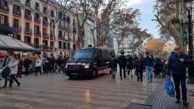 Un vehículo de la Brigada Móvil de los Mossos, una de las unidades encargadas de las operaciones antiterroristas en Barcelona / EUROPA PRESS