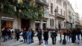 Gran afluencia de clientes en tiendas del centro de Barcelona / EFE - Quique García
