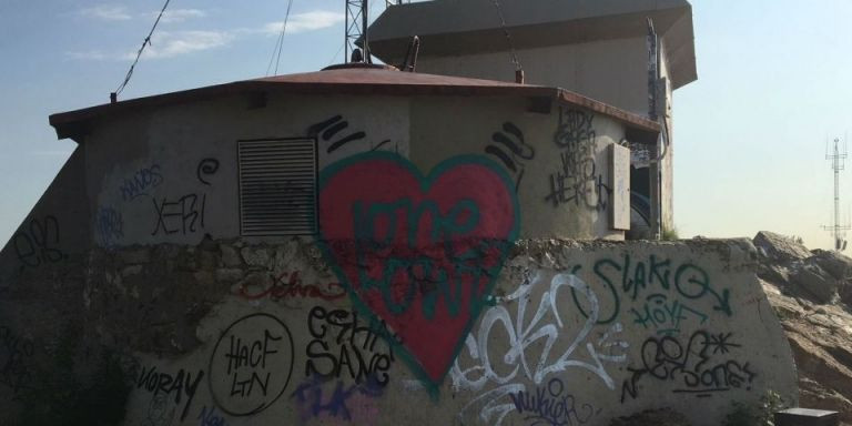 Los búnkeres del Turó de la Rovira, llenos de grafitis / JORDI SUBIRANA 