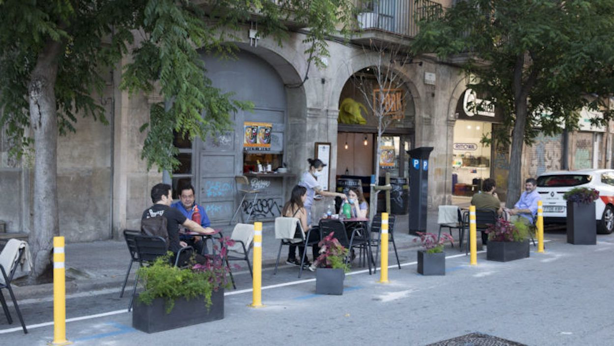 Uno de los bares de Barcelona que ha realizado una ampliación de terraza / AJUNTAMENT DE BARCELONA