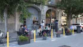 Uno de los bares de Barcelona que realizó una ampliación de terraza tras la crisis del coronavirus / AJUNTAMENT DE BARCELONA
