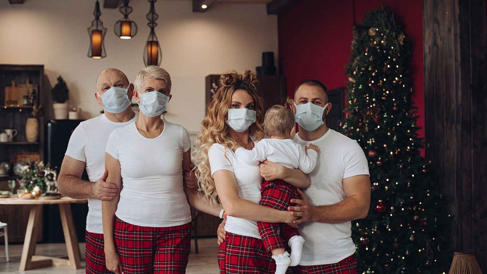 Familia reunida en Navidades con mascarillas