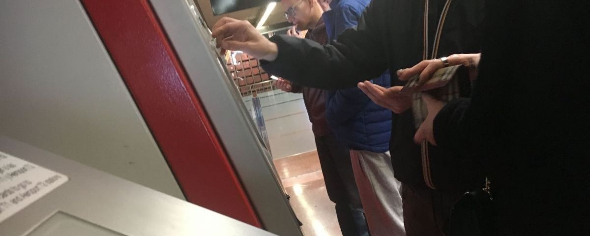 Usuarios compran títulos de metro en Barcelona / A. ORTEGA