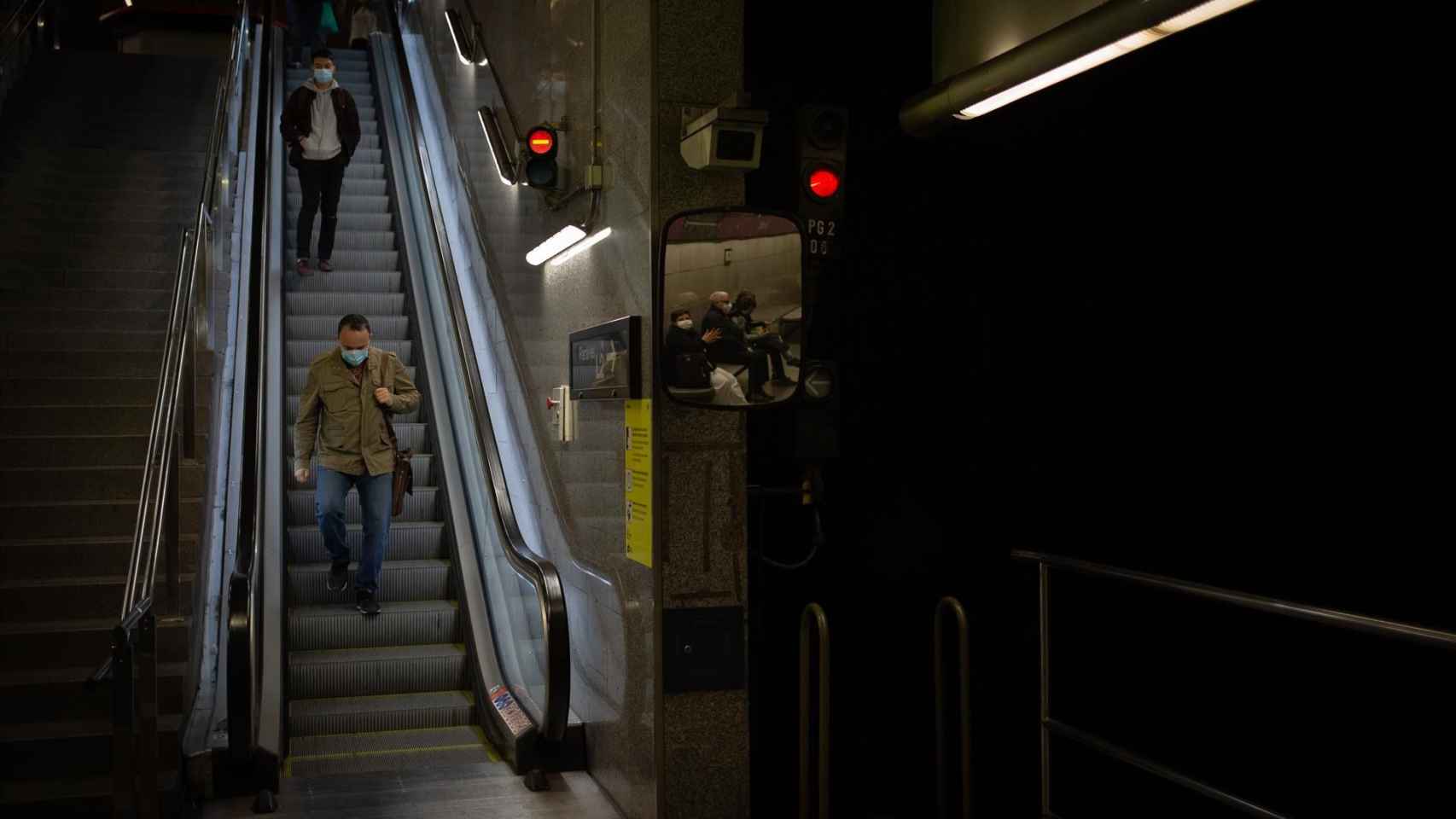 Varias personas en el metro de Barcelona / EUROPA PRESS - David Zorrakino