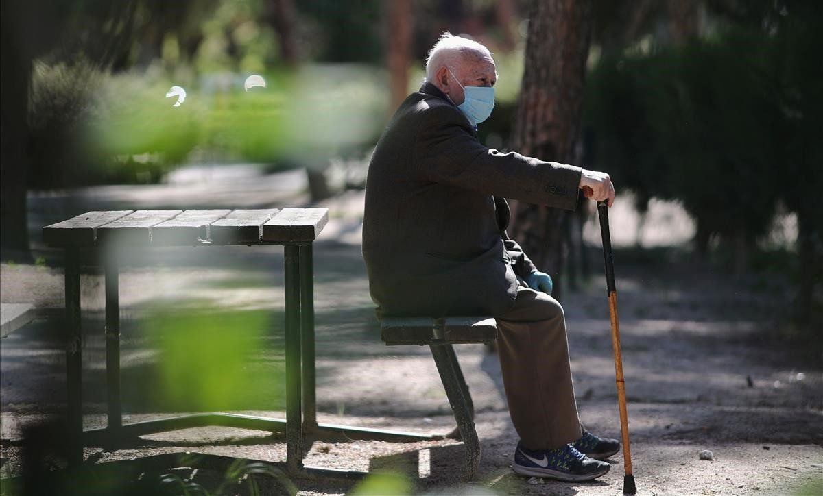 Un anciano sentado en un banco de Barcelona / EUROPA PRESS