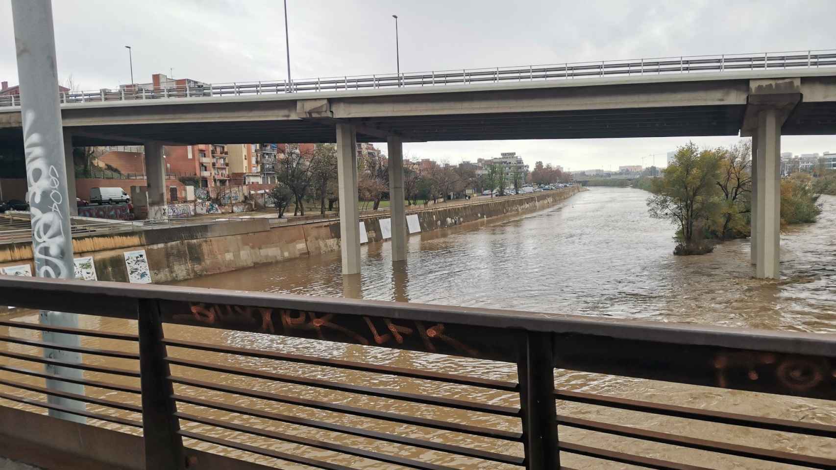 El río Besòs a punto de desbordarse en Santa Coloma de Gramenet por el episodio de lluvias torrenciales / TWITTER - @SannyMoonligh