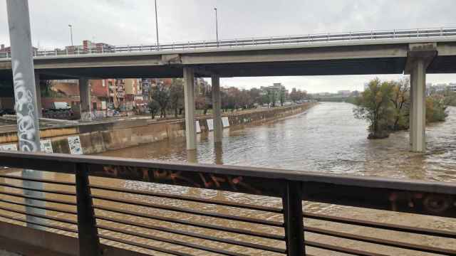 El río Besòs a punto de desbordarse en Santa Coloma de Gramenet por el episodio de lluvias torrenciales / TWITTER - @SannyMoonligh