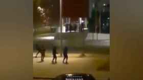 Varias personas provocan altercados ante la comisaría de Mossos del Prat / TWITTER
