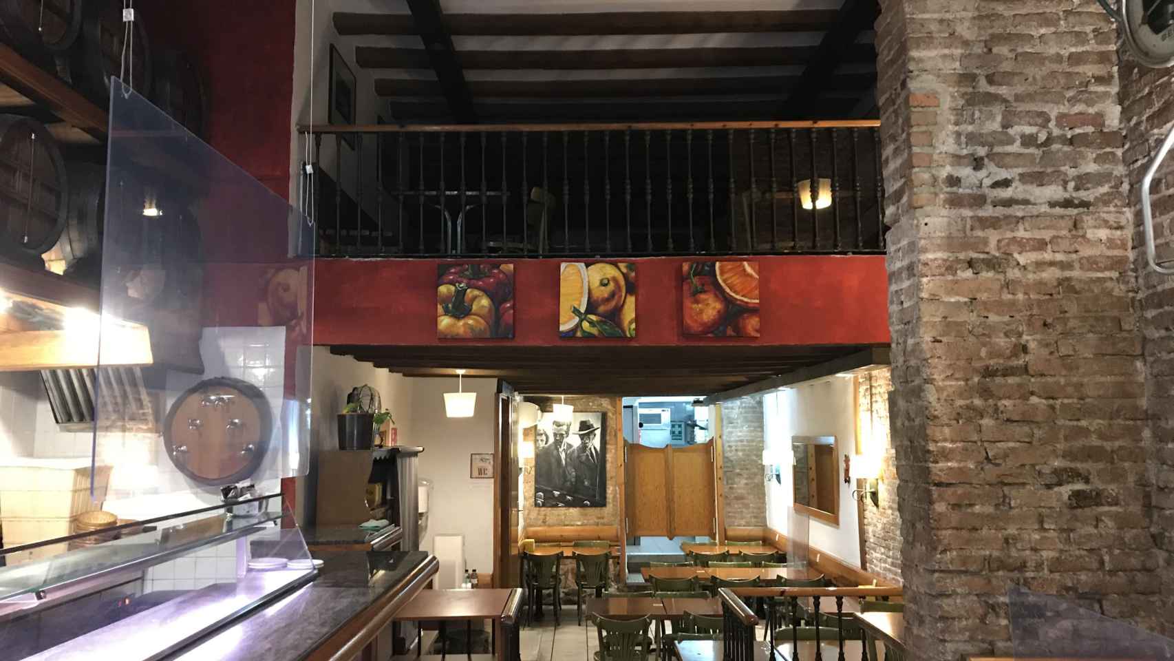 El interior de un bar de Barcelona, vacío el mismo día que la Generalitat anuncia nuevas restricciones / D.G.