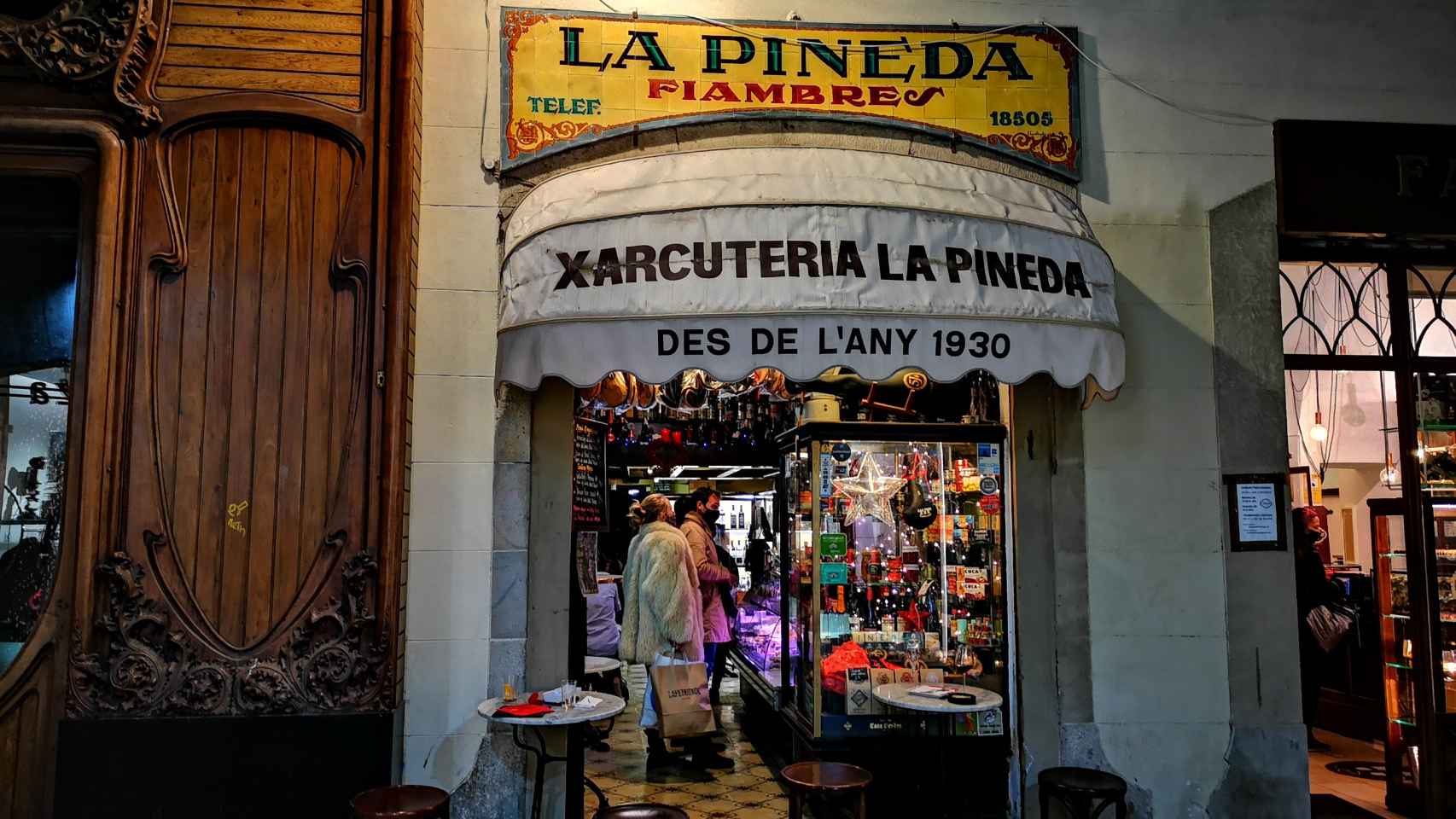 El bar-charcutería La Pineda, en la calle del Pi, es un clásico de la gastronomía barcelonesa / INMA SANTOS