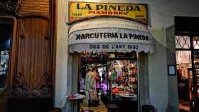 El bar-charcutería La Pineda, en la calle del Pi, es un clásico de la gastronomía barcelonesa / INMA SANTOS