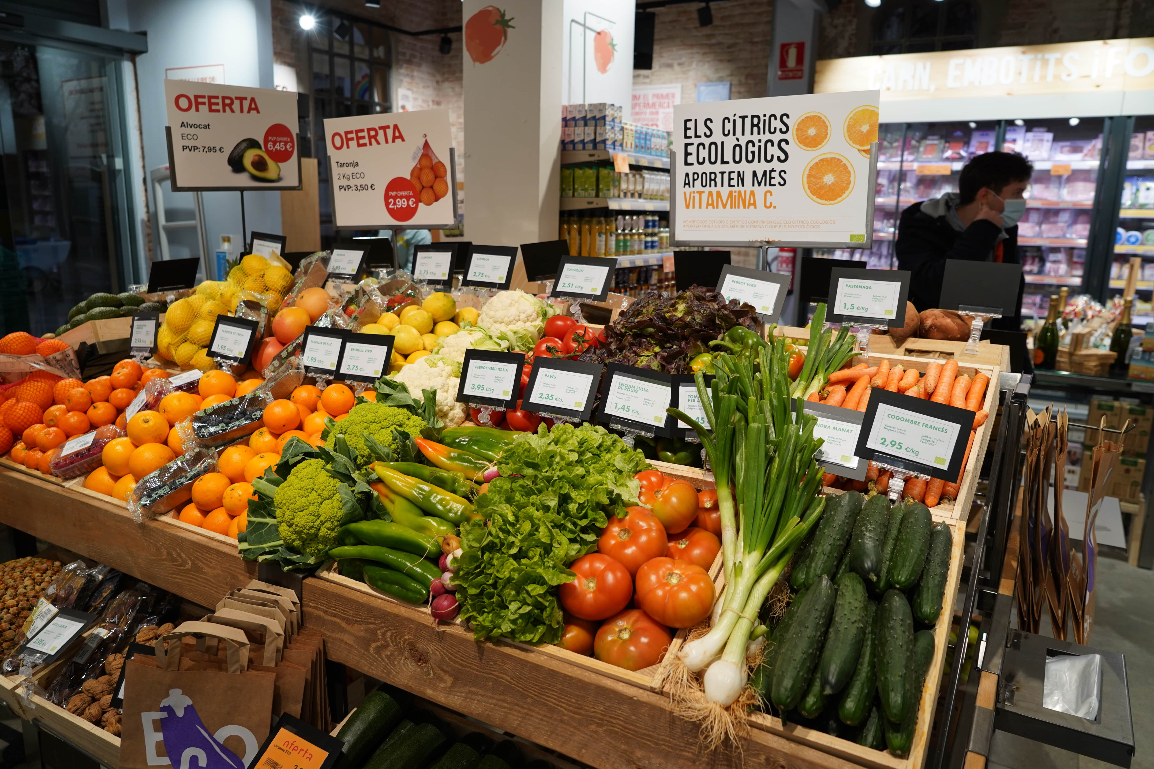 Alimentos ecológicos a la venta en la nueva tienda de Veritas en Sarrià / CEDIDA