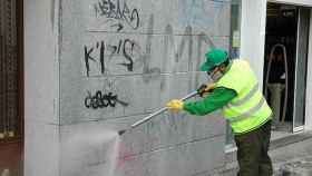 Un operario limpia los grafitis de la pared / AGENCIAS