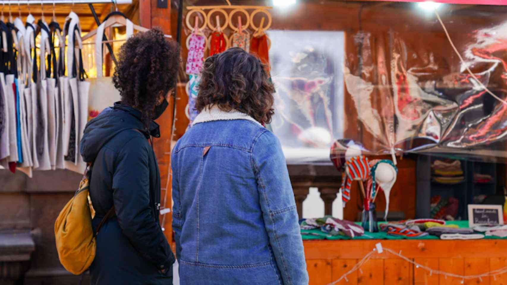 Dos personas visitan la Feria de Consumo Responsable y de Economía Social y Solidaria / AYUNTAMIENTO DE BARCELONA
