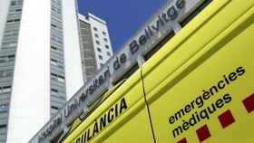 Una ambulancia, en la entrada del Hospital de Bellvitge / EFE