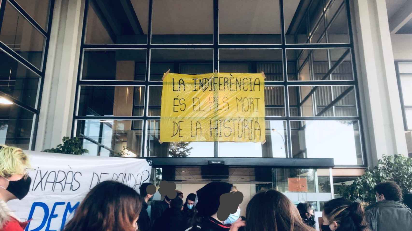 Decenas de personas concentradas en la UAB / Sindicat d'Estudiants dels Països Catalans UAB
