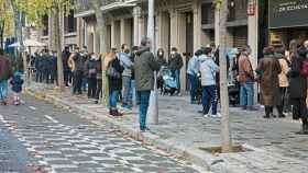 Decenas de personas haciendo cola en el exterior de los laboratorios Echevarne de Barcelona / REDES SOCIALES